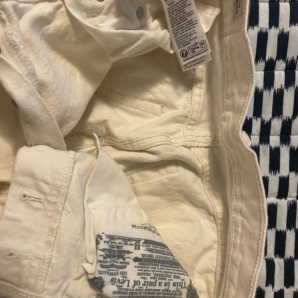 Women’s Ivory Levi’s 501s “90s” - Picture 4 of 5